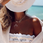 טיילור וינטאז לבן כובע1.png טיילור וינטאז לבן כובע1.png